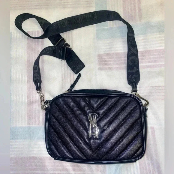 Steve Madden Black Quilted Shoulder Bag with Classic Elegance - Picture 1 of 6
